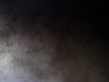 Takım elbiseli ve kravatlı bir adam duvarın önünde duruyor.