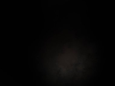 Karanlıkta parlayan bir ışıkla siyah bir arkaplan.