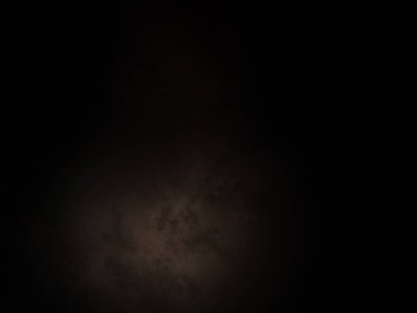 Siyah bir arkaplan ve koyu bir ışık