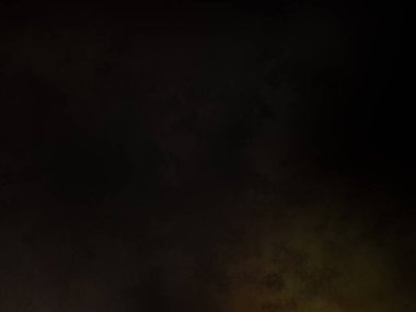 Takım elbiseli ve kravatlı bir adam ateşin önünde duruyor.