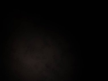 Ortasında beyaz ışık olan siyah bir arkaplan.