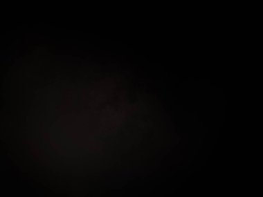 Ortasında ışık olan siyah bir arkaplan