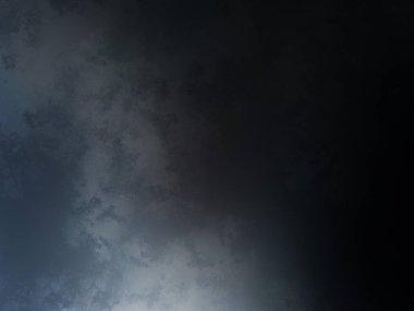 Karanlık bir arka planı olan bulutlu bir gökyüzünde uçan bir uçak.