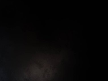 Siyah gömlekli ve kravatlı bir adam.