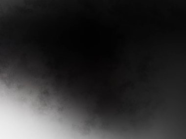 Karla kaplı yamaçta kar kayağı yapan bir adam.