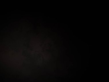 Karanlık gökyüzü ve aydınlığı olan siyah bir arkaplan.