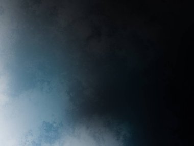 Bulutlu bir gökyüzünde jetle uçan bir uçak.