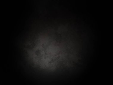 Karanlık gökyüzü ve aydınlığı olan siyah bir arkaplan.