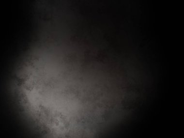 Karanlıktaki bir insanın siyah beyaz fotoğrafı.