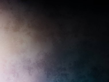 Bir adam kortta tenis raketi tutuyor.