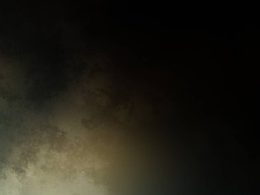 Karlı bir yüzeyde snowboard süren bir insan.