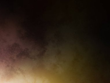 Rampada kaykay süren biri.