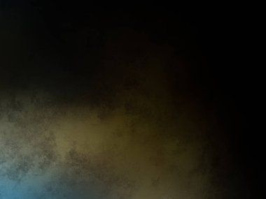 Takım elbiseli ve kravatlı bir adam tenis raketi tutuyor.