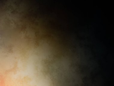 Bir adam kortta tenis raketi tutuyor.