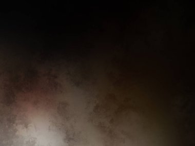 Takım elbiseli ve kravatlı bir adam ateşin önünde duruyor.