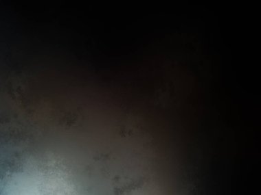 Siyah tişörtlü bir kişi ve siyah beyaz bir fotoğraf.