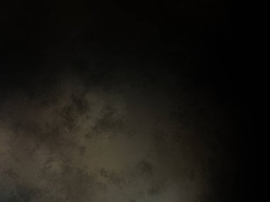 Siyah gömlekli bir adam tenis raketi tutuyor.