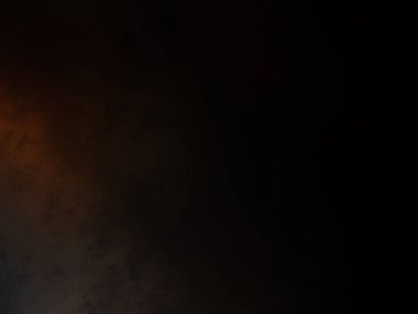 Önünde yangın musluğu olan gökyüzünde bir yangın.