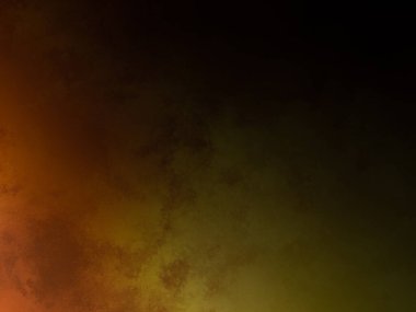 Bir adam elinde tenis raketi tutuyor.