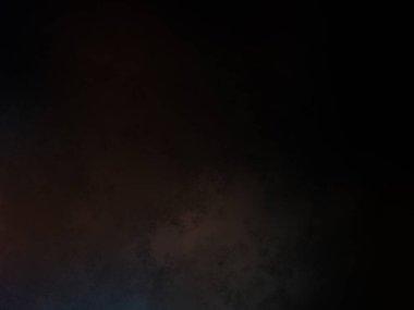 Elinde tenis raketi tutan biri.