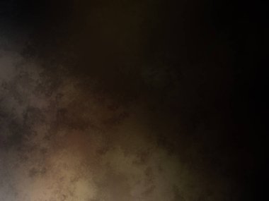 Takım elbiseli ve kravatlı bir adam duvarın önünde duruyor.