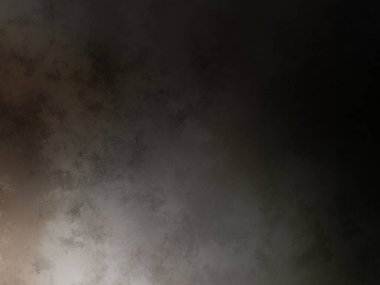 Takım elbiseli ve kravatlı bir adam ateşin önünde duruyor.