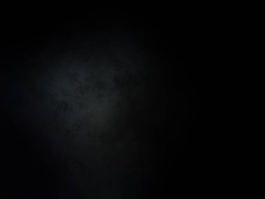 Bulutlarda parlayan bir ışıkla siyah bir arkaplan