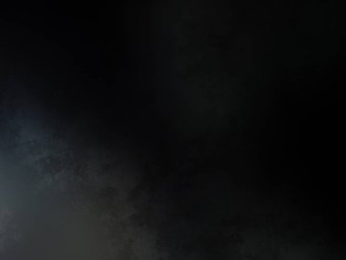 Karla kaplı yamaçta kar kayağı yapan bir adam.