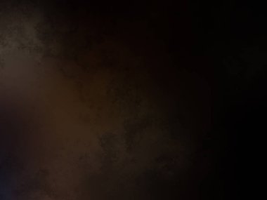 Elinde mikrofon tutan takım elbiseli ve kravatlı bir adam.