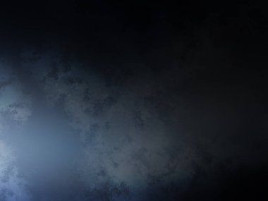 Karanlıkta snowboard yapan biri.