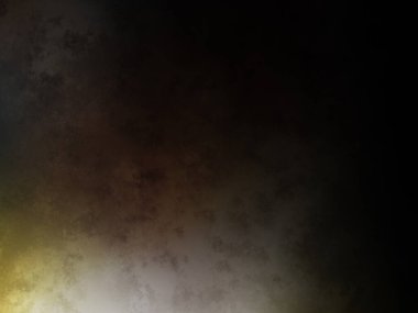 Karanlık bir arka planın önünde duran bir kişi.