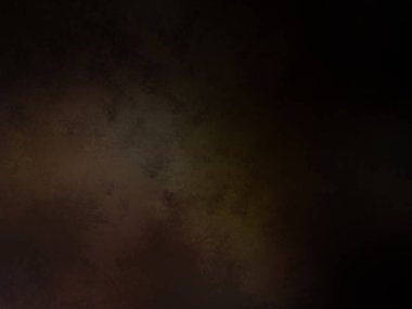 Takım elbiseli ve kravatlı bir adam karanlık bir arka planın önünde duruyor.