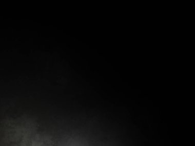 Rampada kaykay süren bir adam.