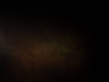 Karanlıkta duran takım elbiseli ve kravatlı bir adam.