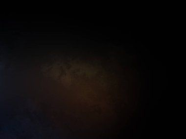 Takım elbiseli ve kravatlı bir adam duvarın önünde duruyor.