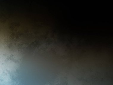 Bulutlu bir gökyüzünde uçan bir uçak ve havada bir jet.