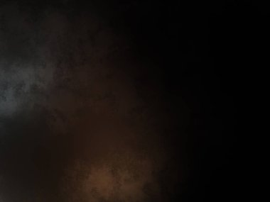 Karanlıkta snowboard yapan biri.