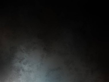 Karlı bir yüzeyde snowboard süren bir insan.