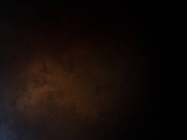 Gökyüzü arkaplanı olan bir saat kulesi