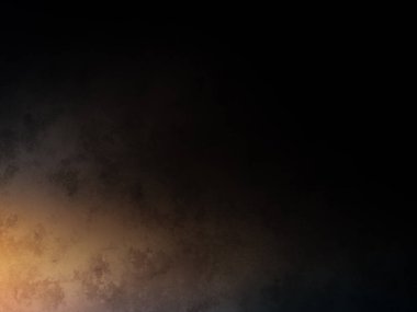 Takım elbiseli ve kravatlı bir adam karanlık bir arka planın önünde duruyor.