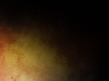 Bir adam kortta tenis raketi tutuyor.