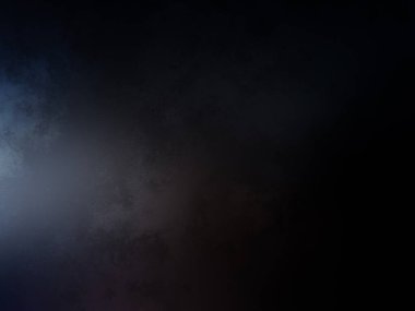 Takım elbiseli ve kravatlı bir adam karanlık bir arka planın önünde duruyor.