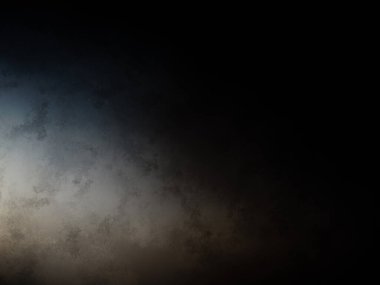 Takım elbiseli ve kravatlı bir adam duvarın önünde duruyor.