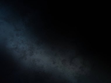 Siyah gömlekli bir adam tenis raketi tutuyor.