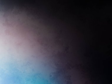 Takım elbiseli ve kravatlı bir adam mikrofonun önünde duruyor.