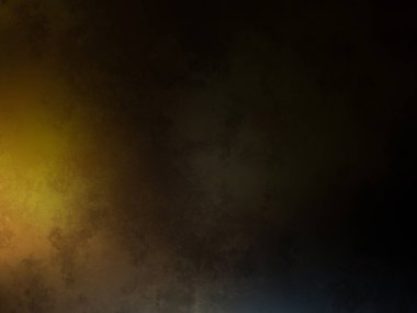 Takım elbiseli ve kravatlı bir adam duvarın önünde duruyor.