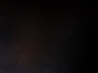 Takım elbiseli ve kravatlı bir adam ateşin önünde duruyor.