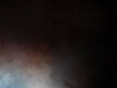 Takım elbiseli ve kravatlı bir adam karanlık bir arka planın önünde duruyor.