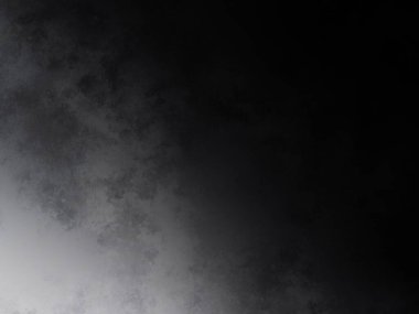 Karlı bir yamaçta snowboard süren bir adam.