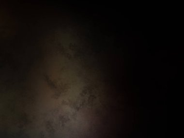 Takım elbiseli ve kravatlı bir adam duvarın önünde duruyor.